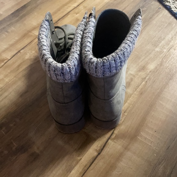 Boots - Picture 3 of 4